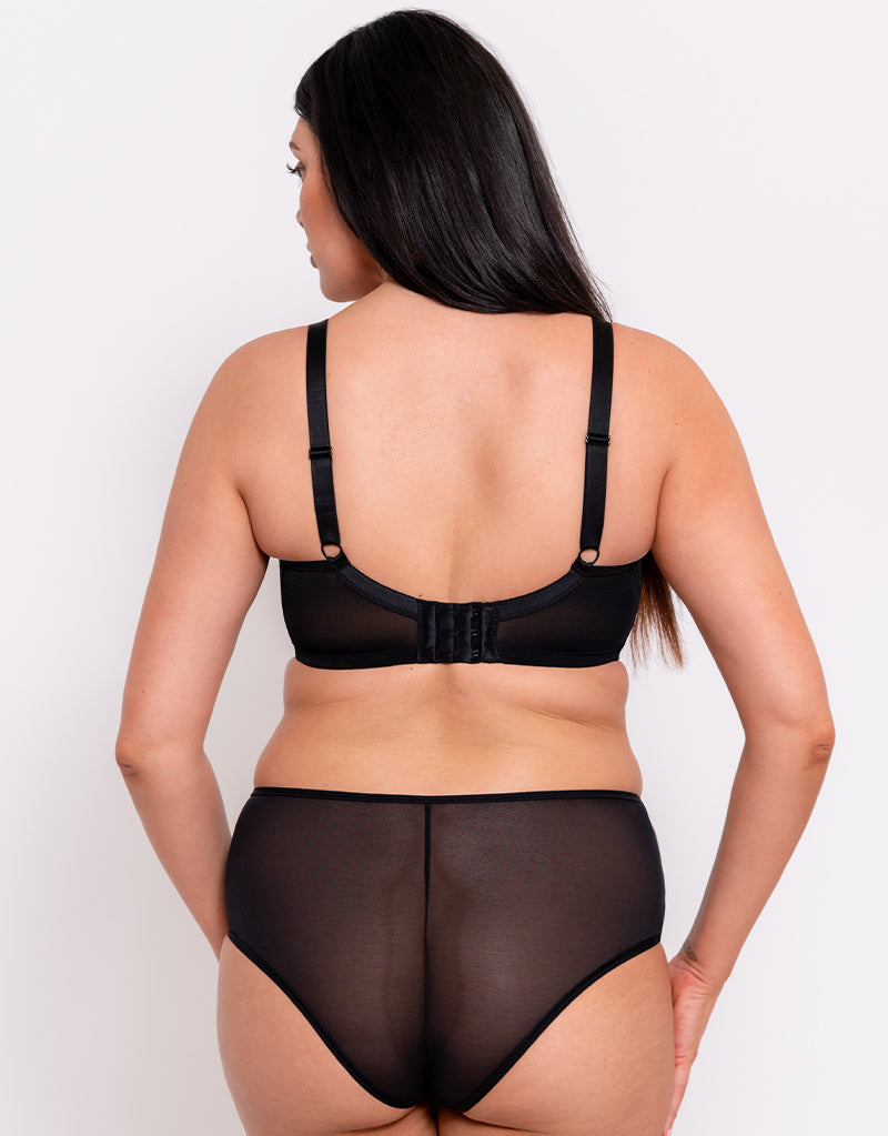 A stunning peek-a-boo detail in the @curvykate Victory gives this fabulous  everyday bra and slight edge to it!⁠ ⁠ Size Range: 8-22 and…